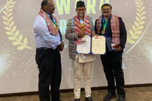 हिमालय इंग्लिस स्कुलका खनाललाई उत्कृष्ट प्रिन्सिपल अवार्ड