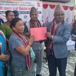 सुन्दरहरैंचामा भूमिहीन र सुकुम्बासीलाई जग्गाधनी प्रमाण पूर्जा वितरण