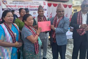 सुन्दरहरैंचामा भूमिहीन र सुकुम्बासीलाई जग्गाधनी प्रमाण पूर्जा वितरण