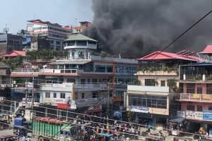 इटहरीकाे आइसक्रिम पार्लर भएको भवनमा आगलागी : आगो नियन्त्रणमा