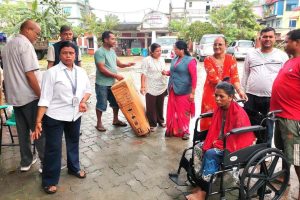 फरक क्षमता भएका व्यक्तिलाई घरमै पुगेर ह्लिलचेयर वितरण